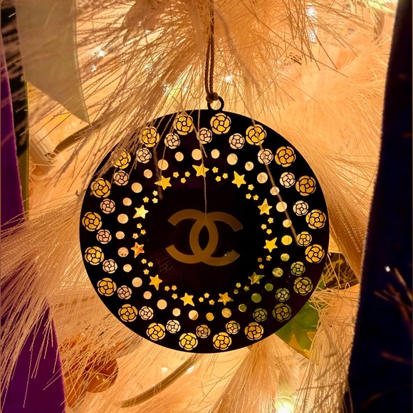 CHANEL Radiant Purple and Gold Medallion Ornament. Holiday 2025. Sealed. GWP - Picture 3 of 10